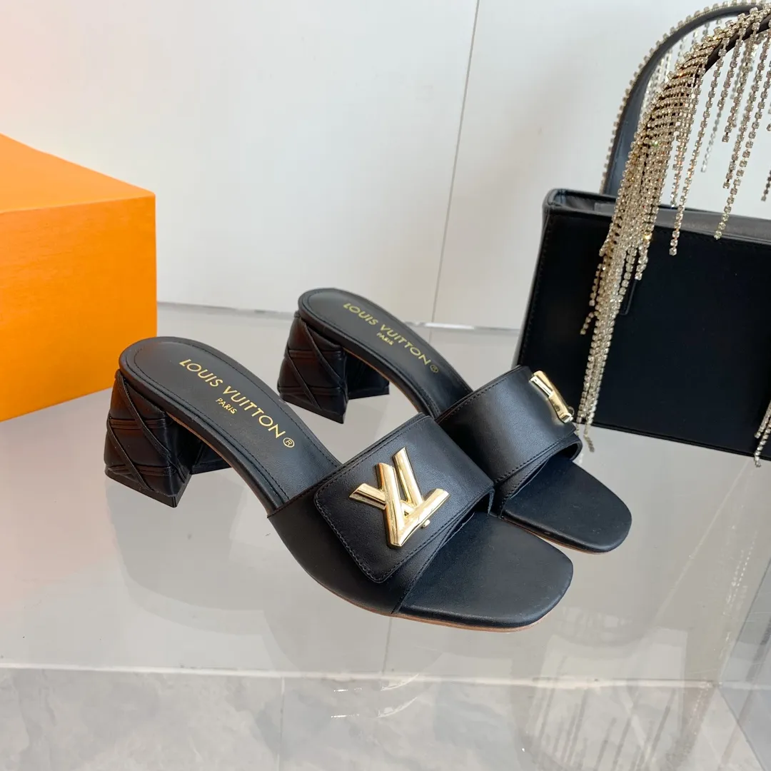 👟👟Ex-factory price 520👟👟 LV | Louis Vuitton ²⁰²³ 𝐬𝐬 🧡💚2️⃣0️⃣2️⃣4️⃣Early spring new model, top version⚠️ The counter features the latest models, square toe sandals, hard goods are new🆕 ❥Purchase level! Full of high-end feel! A popular model among bloggers at home and abroad, it’s retro and fashionable and looks amazing on your feet! Mainly recommended model on the official website★ ━━━━━ ЅᏇєєt ━━━━━ ▪️Upper: original cowhide + metal buckle ▪️Lining: imported goatskin lining ▪️Outsole: original Italian leather outsole ▪️Heel height: 5.5cm 9cm ▪️Shoe size: 35-39 (40 and 41 customized items are not returnable or exchangeable)